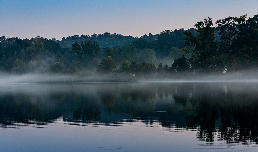 Friedvolle Stille am Morgen über dem Ouachita River