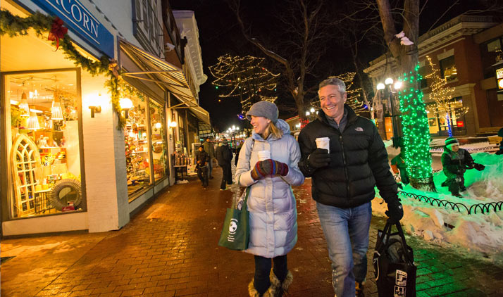Pearl Street in Boulder bei Nacht