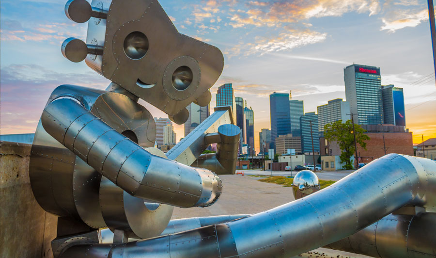 Traveling-Man-Statue, hier: im Stadtteil Deep Ellum