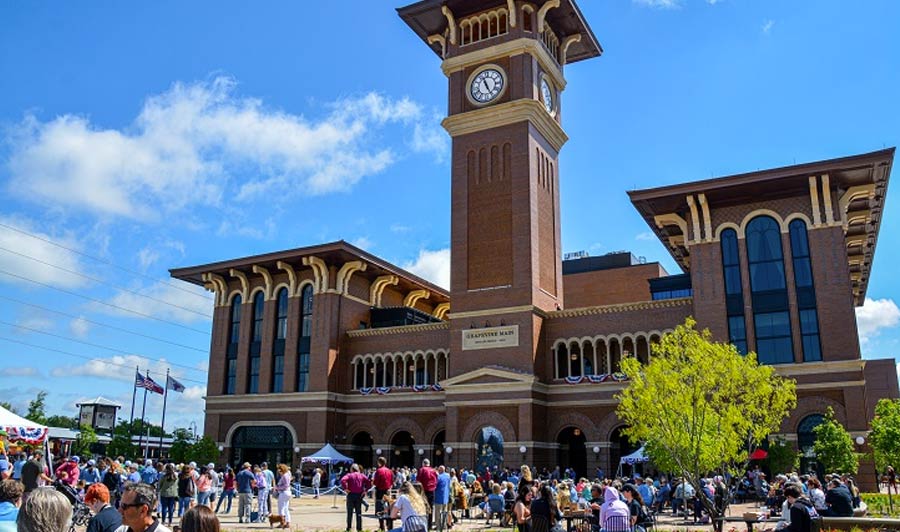 Auf der Peace Plaza an der Main Station