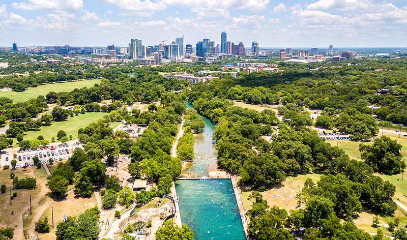 Willkommen in Texas! | Blick auf die Skyline von Austin und den Barton-Springs-Pool