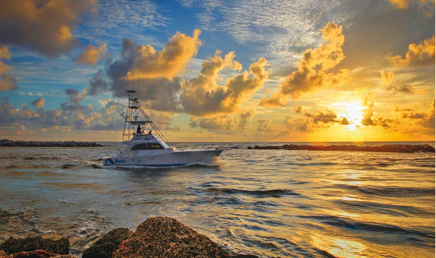 Boot vor Pompano Beach im Sonnenuntergang