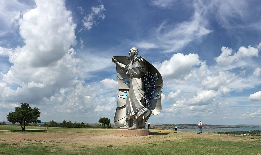 Würdevoll: Diginity of Earth and Sky-Statue in Chamberlain, South Dakota