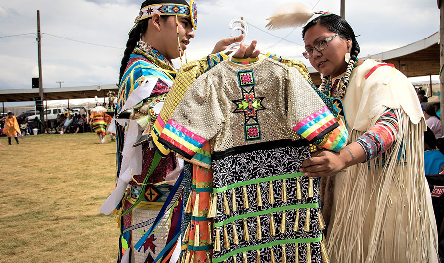 Traditionell: Arapaho beim Handeln während eines Powwow in Wyoming