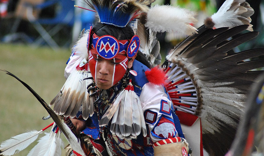 Lebendige Geschichte der Native Americans: Tanz-Darbietung bei einem Powwow