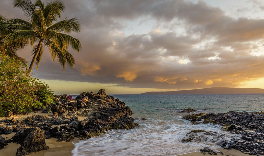 Strand von Maui bei Sonnenuntergang