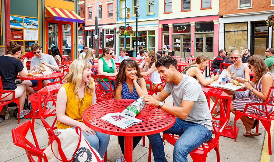 Kulinarisches Treiben vor dem historischen Findlay Market