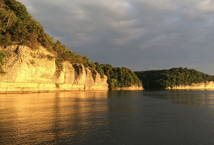 Steilufer am Lake Tenkiller, Oklahoma