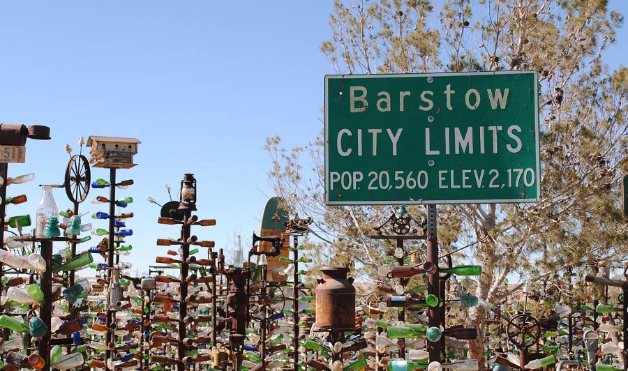 Elmer's Bottle Ranch bei Helendale, südlich von Barstow