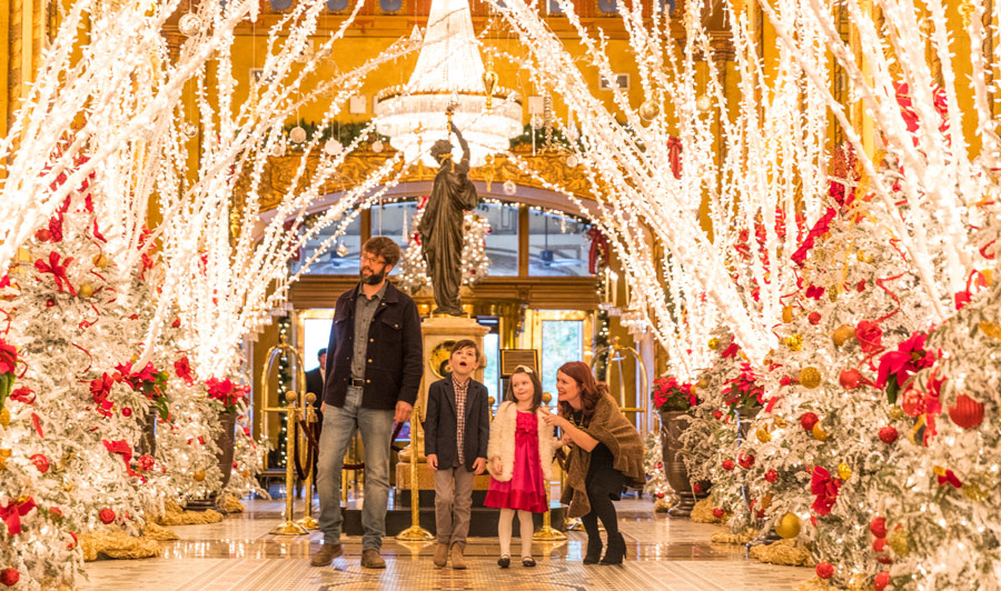 weihnachtlich geschmückte Hotel-Lobby in New Orleans