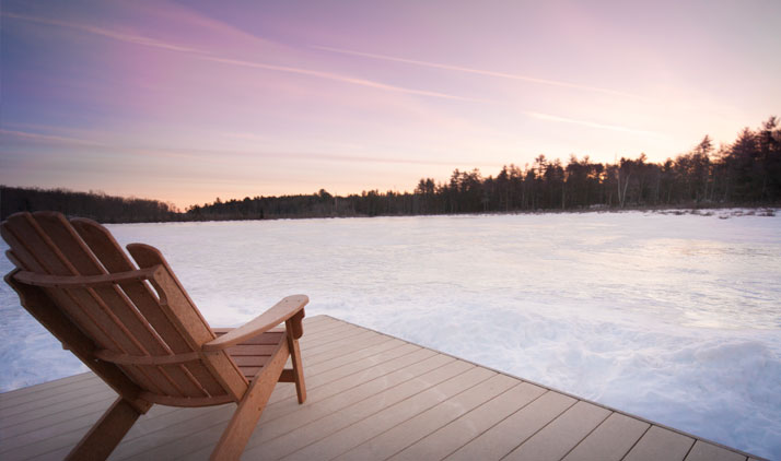 Blick auf den gefrorenen See in der Lodge at Woodloch