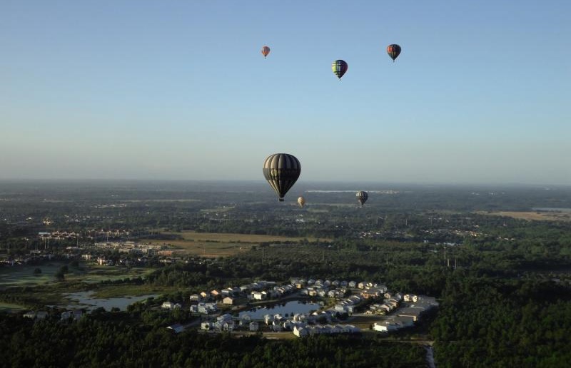 Heißluftballonflug zum Sonnenaufgang