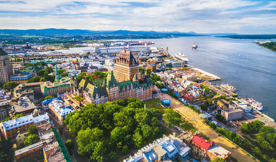 Québec City bis Montréal | Aerial view of famous Chateau Frontenac hotel in Old Quebec City, Canada