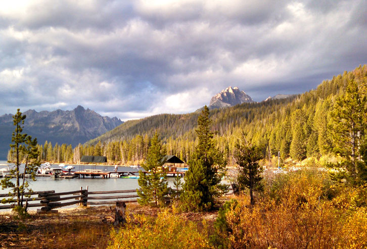 Idaho: Redfish Lake mit Sawtooth Mountains im Hintergrund