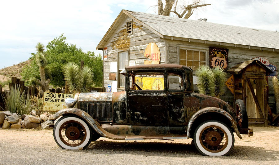 Oldtimer vor dem Hackberry General Store in Arizona