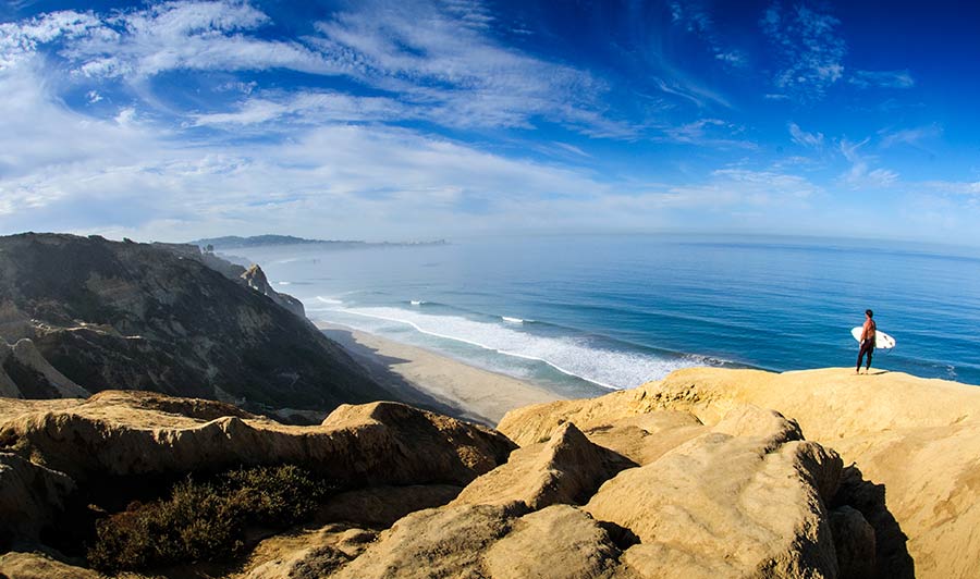 Surfer an der Steilküste bei San Diego