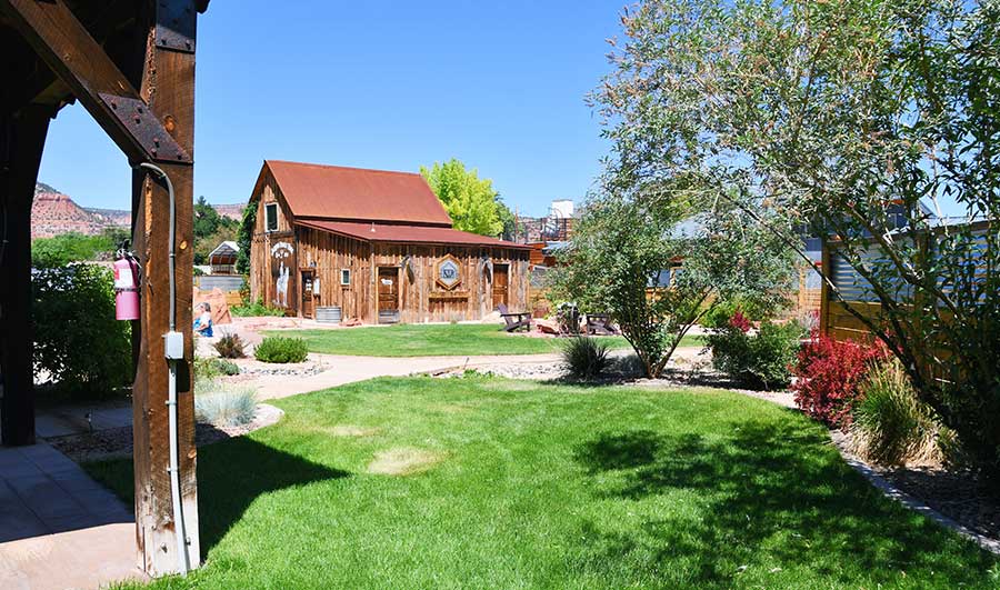 Gartenbereich im 'Timber and Tin' Resort