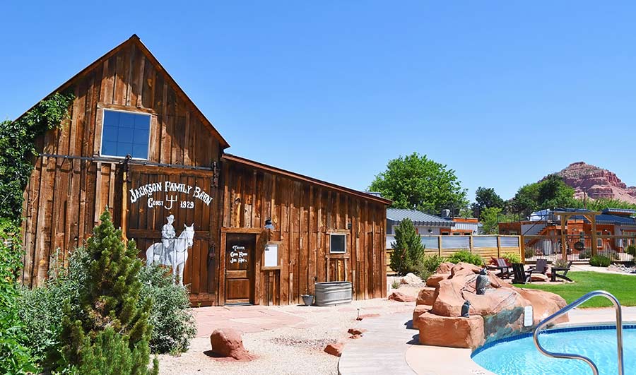 Familienscheune und Pool im 'Timber and Tin' Resort