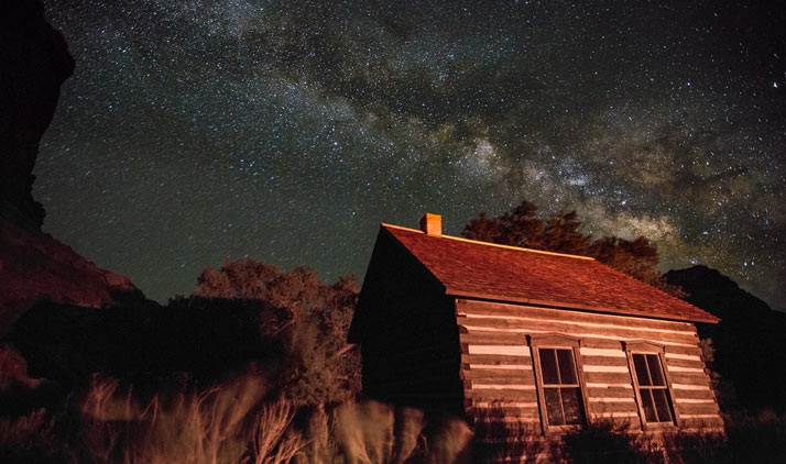 Capitol Reef Nationalpark: Schwarzer Nachthimmel über dem alten Schulhaus