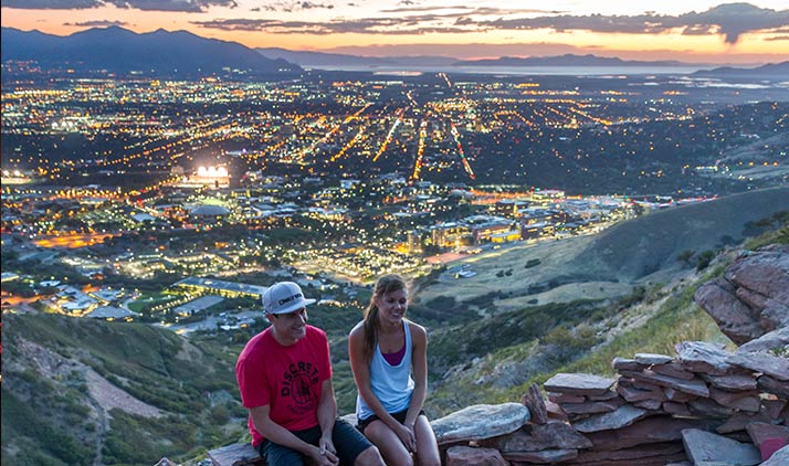 Blick auf Salt Lake City in der Dämmerung