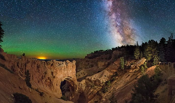 Der Blick auf die Milchstraße im Natural Bridges National Monument