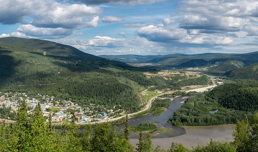 Auf dem Top of the World Highway nach Dawson | Malerisch gelegen: die ehemalige Goldgräberstadt Dawson City