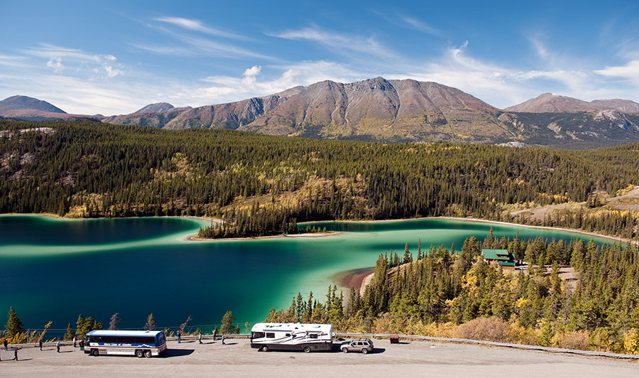 Druch das Land der Seen nach Tagish | Bezaubernd schön - der Emerald Lake, südlich von Whitehorse