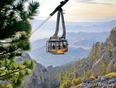 Mit der Luftseilbahn in die kühle Bergwelt